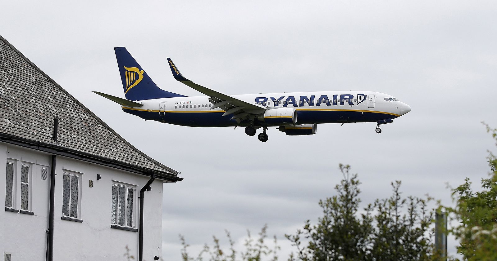 Un avión de Ryanair aterrizando en el aeropuerto de Manchester