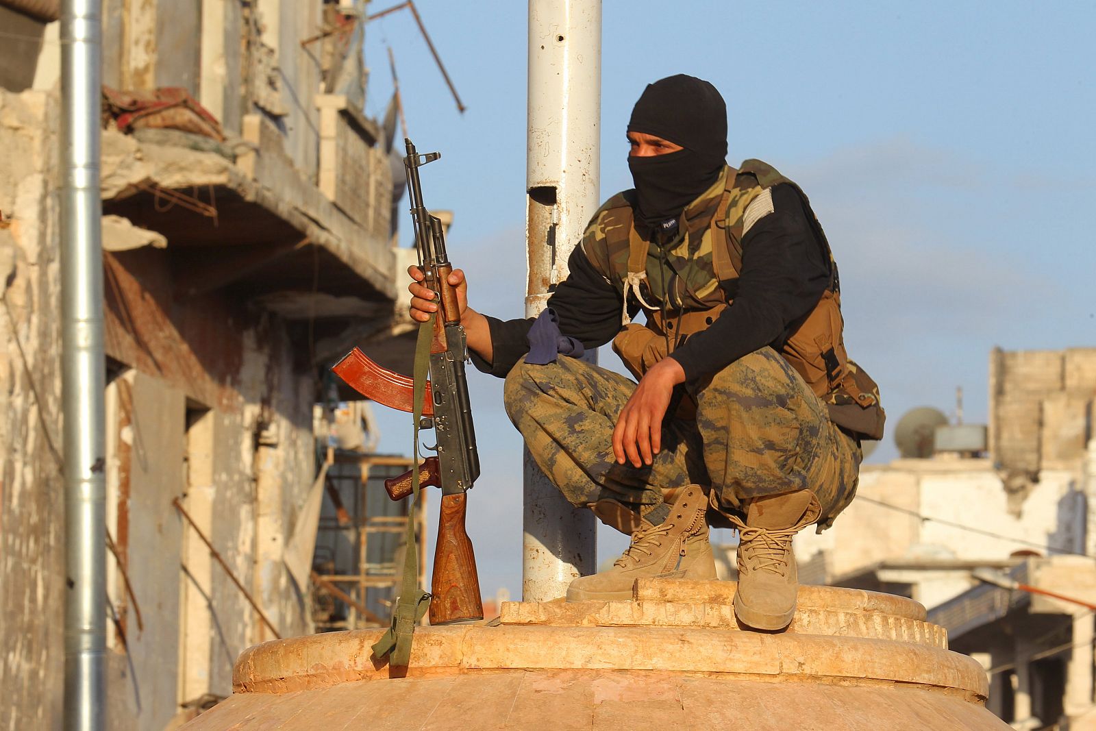 Un miembro del Frente al Nusra descansa con su arma en la ciudad noroccidental de Ariha.