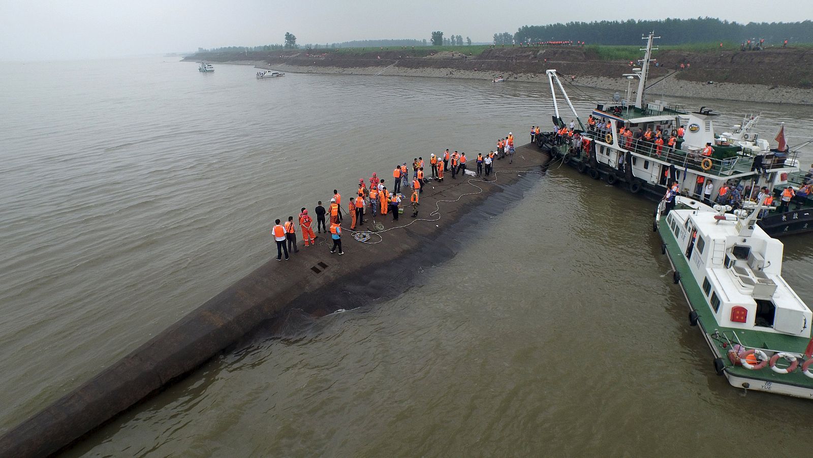 Vista aérea de los equipos de rescate sobre el casco del barco hundido en el río Yangtsé, en China.