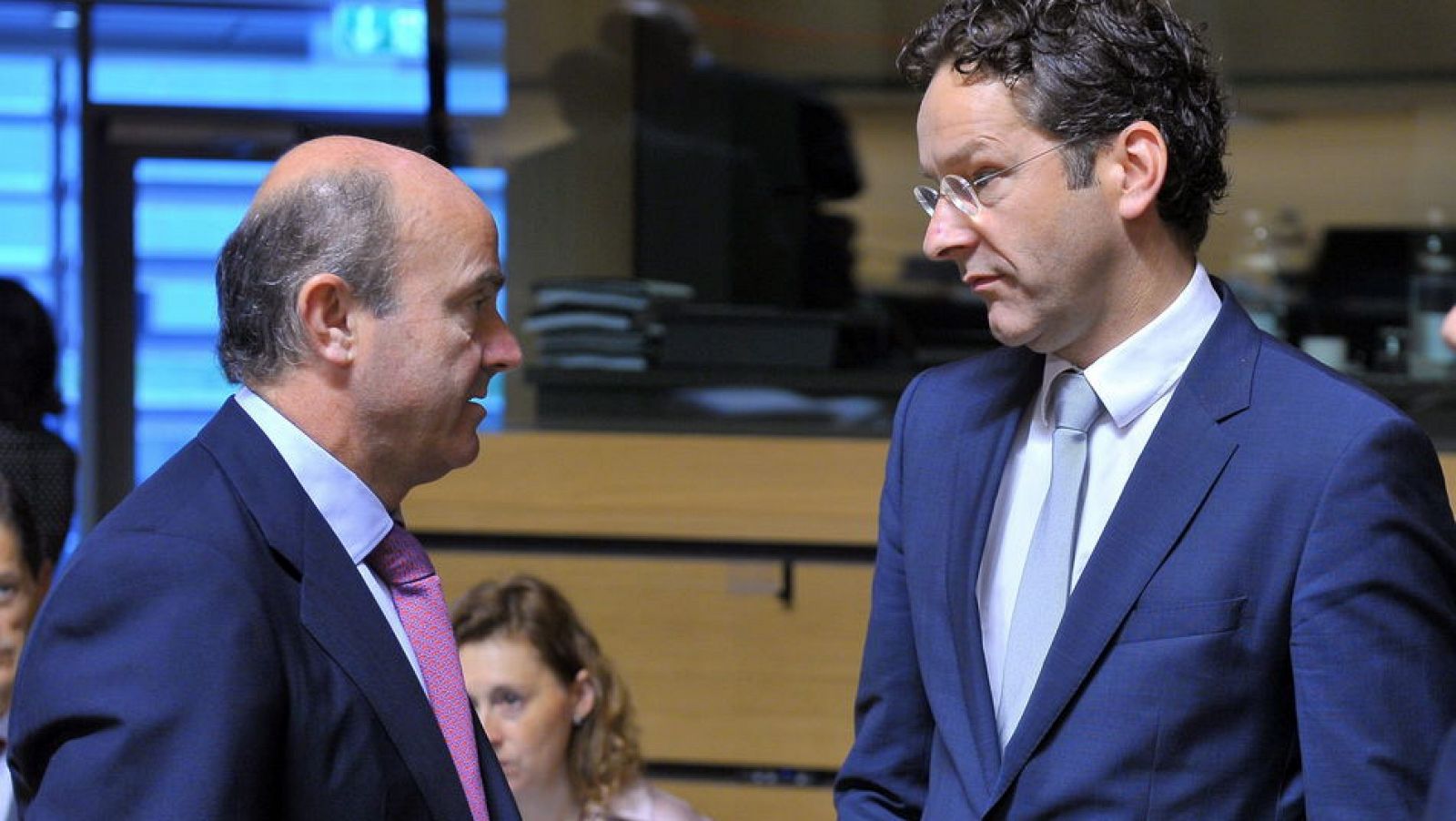 El ministro español de Economía y Competitividad, Luis de Guindos, y el ministro de Finanzas holandés, Jeroen Dijsselbloem, en una reunión del Eurogrupo