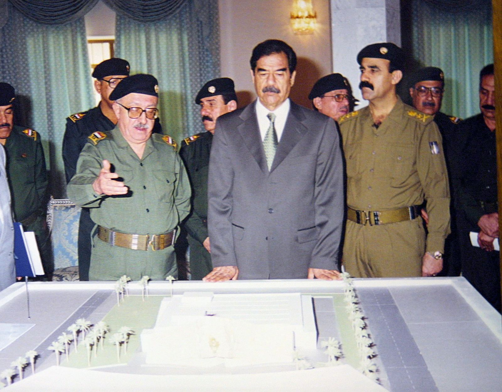 Tarek Aziz y Sadam Husein en una imagen de 2001.