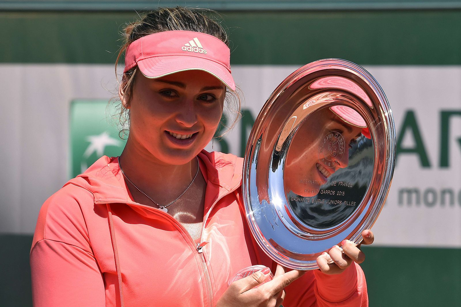 La tenista española Paula Badosa Gibert celebra su triunfo den el Roland Garros Júnior 2015.