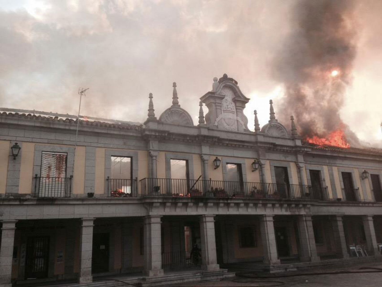 El salón de plenos del municipio madrileño de Brunete ha ardido en un incendio que ha afectado además a dos viviendas aledañas.