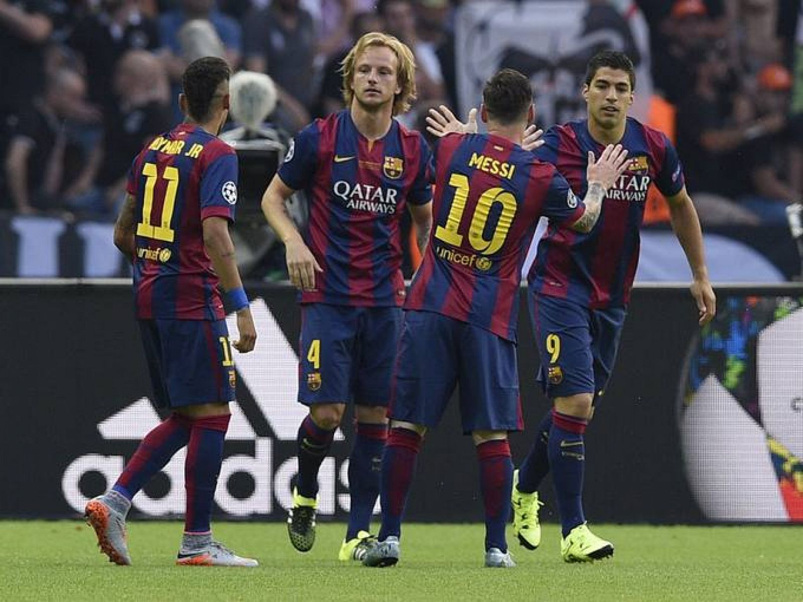 Los jugadores del FC Barcelona celebran el gol de Rakitic, el 0-1.
