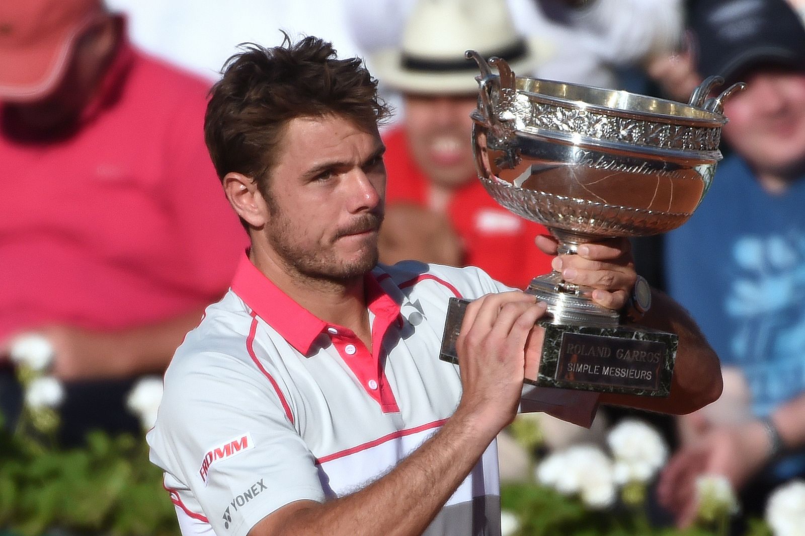 El suizo Stanislas Wawrinka, con el trofeo de Roland Garros 2015