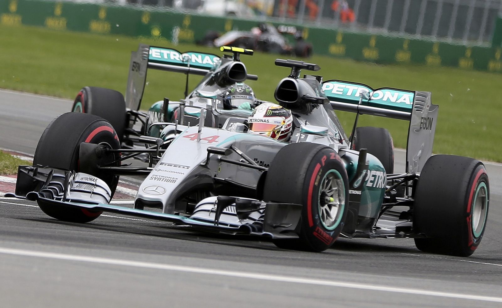 Lewis Hamilton, por delante de su compañero Nico Rosberg