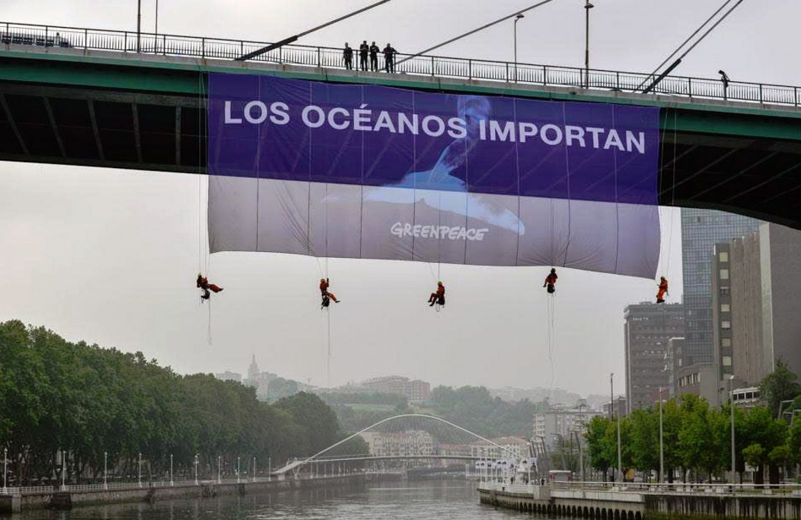 Los activistas de Greenpeace con la pancarta que reza: 'Los océanos importan'