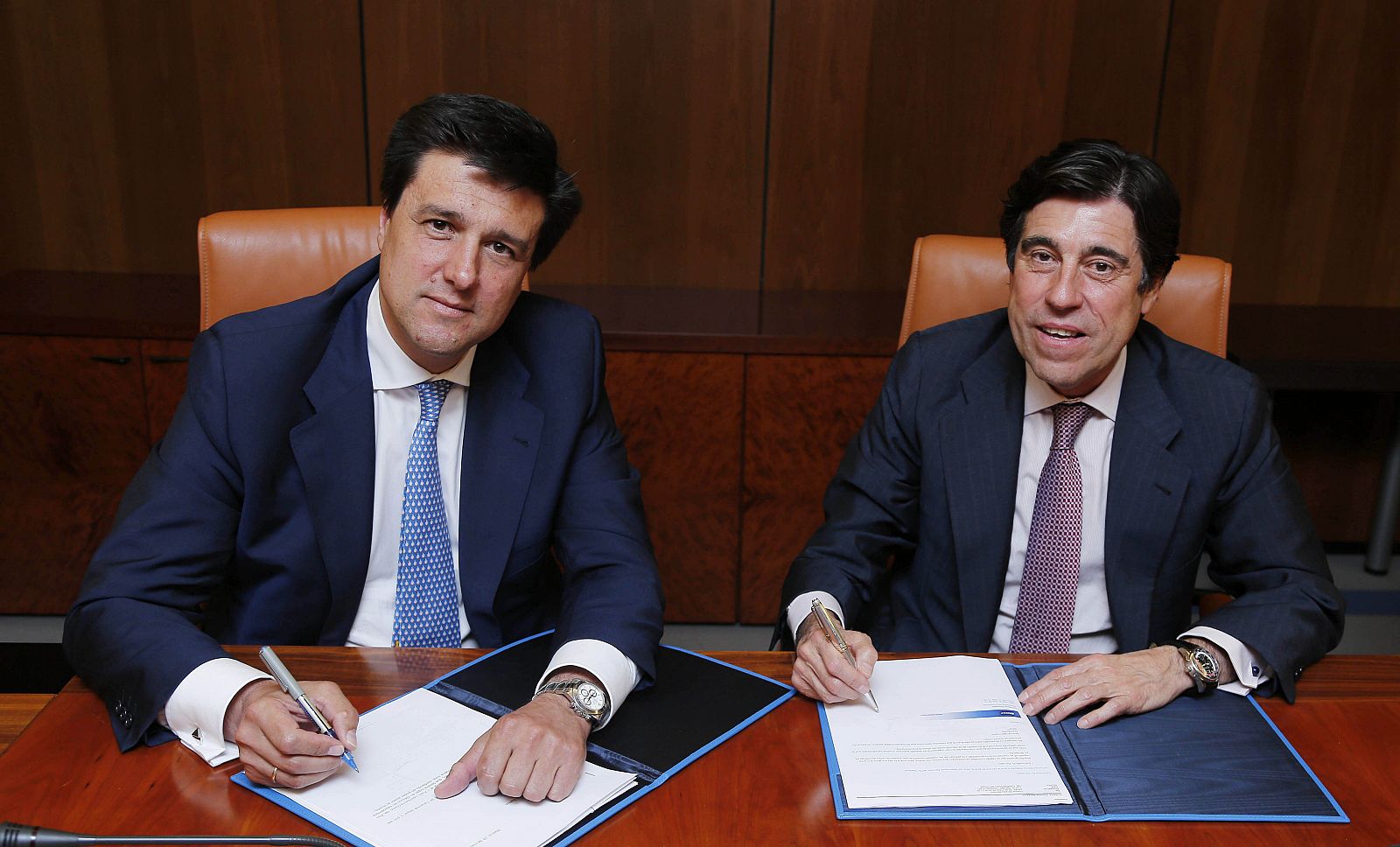 El presidente y consejero delegado de Sacyr , Manuel Marique, y el presidente ejecutivo de Merlín Properties, Ismael Clemente, durante la firma del acuerdo