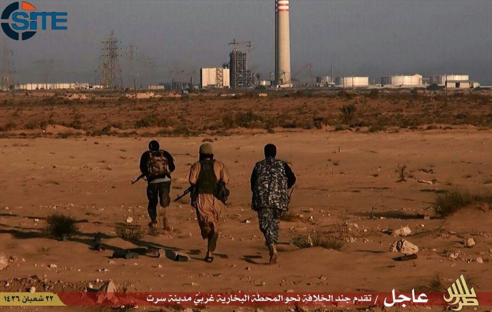 Imagen difundida por medios yihadistas en la que un grupo de milicianos del Estado Islámico corre hacia una central eléctrica en los alrededores de Sirte.