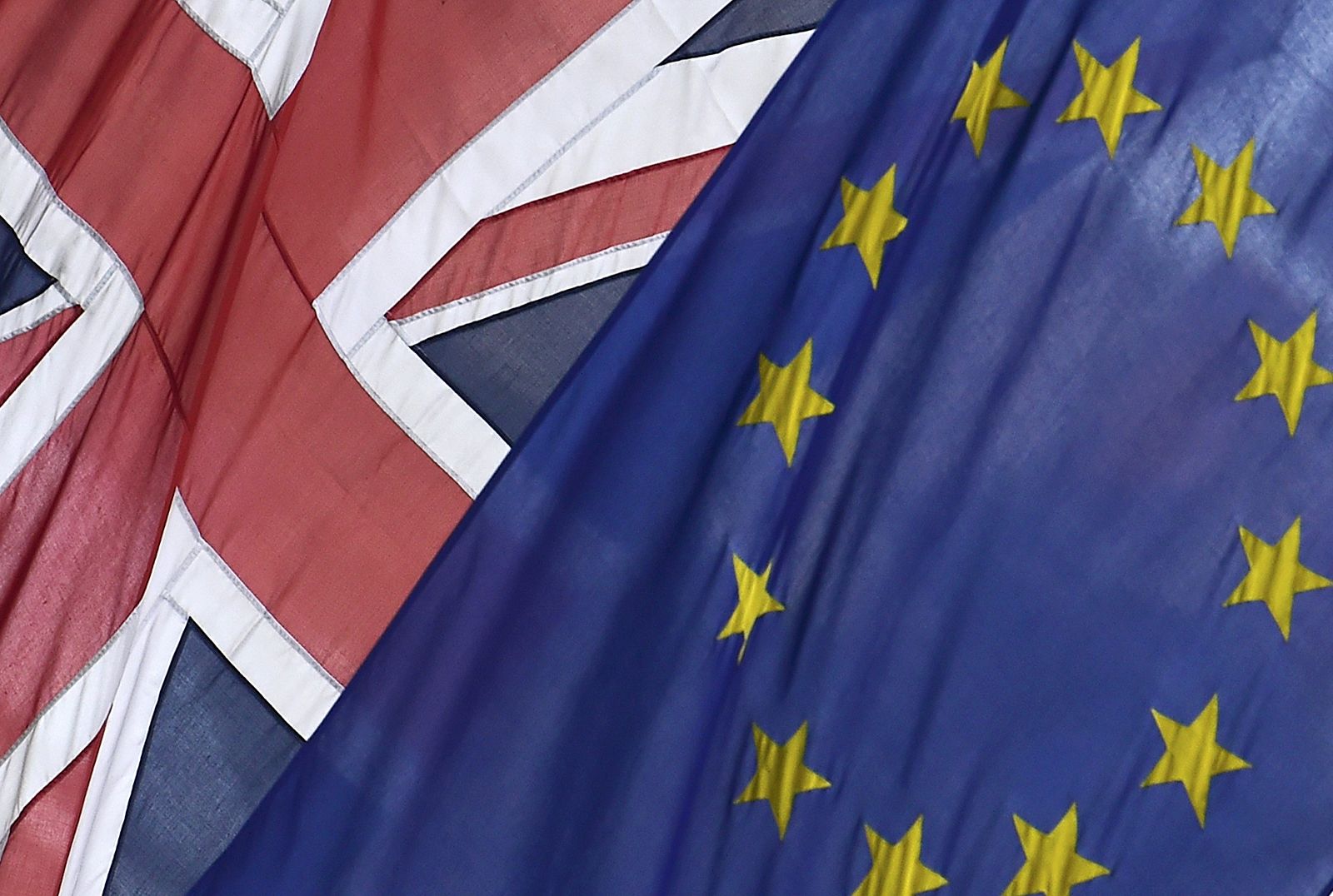Una bandera de Reino Unido y otra de la Unión Europea ondean juntas en un edificio oficial de Lodnres.