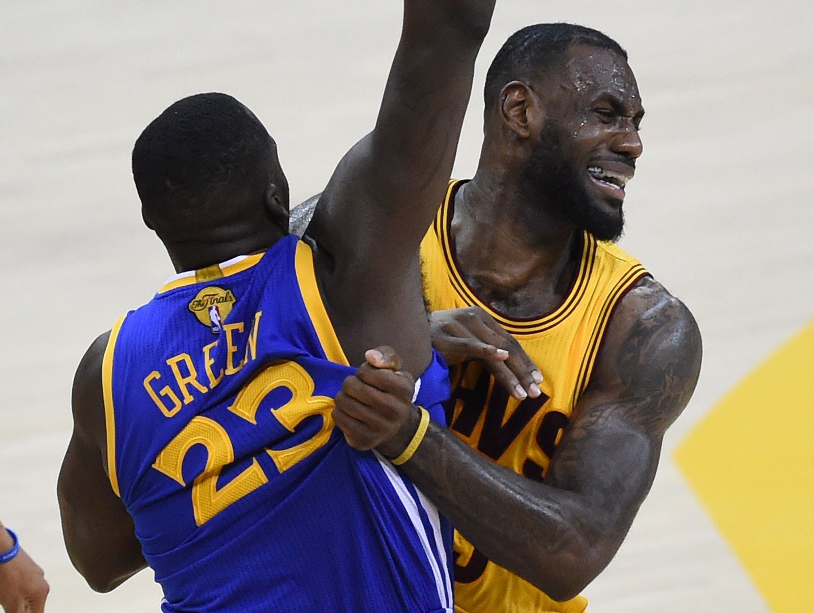 LeBron James disputa el balón a Draymond Green en el tercer partido de las finales de la NBA dispùtado en el Quicken Loans Arena de Cleveland,