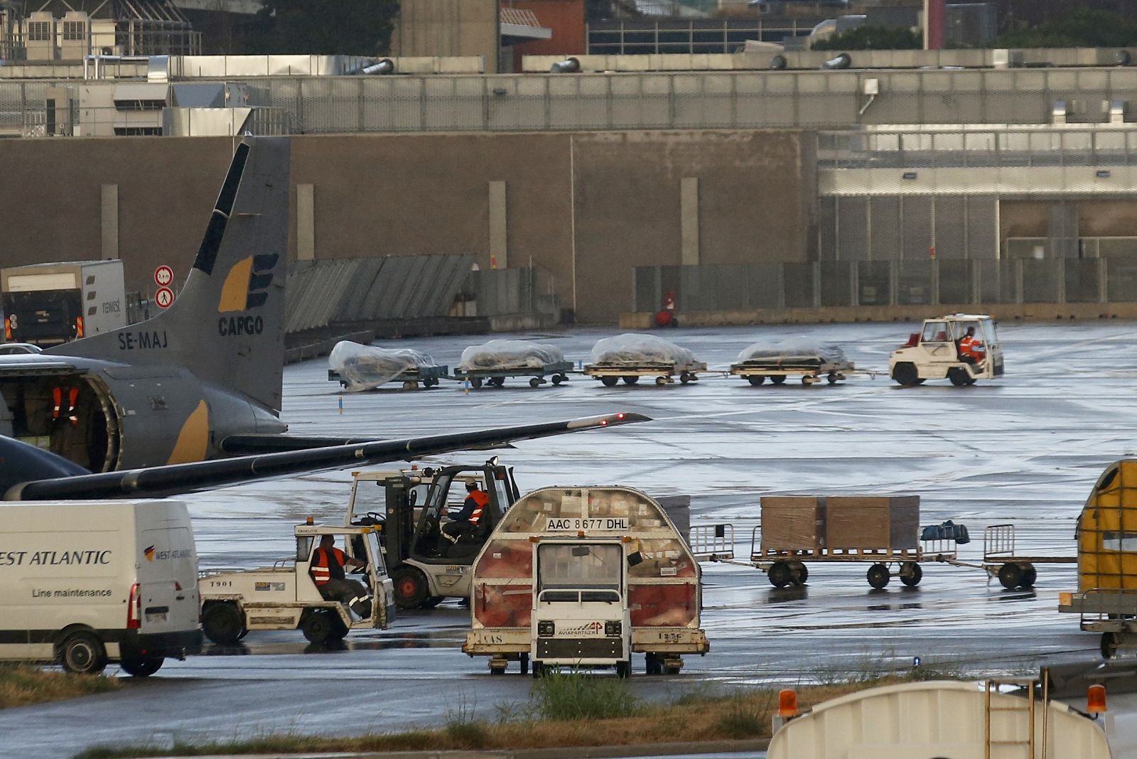 Los féretros de las víctimas del avión de Germanwings son transportados en el aeropuerto de Marsella antes de salir hacia Alemania