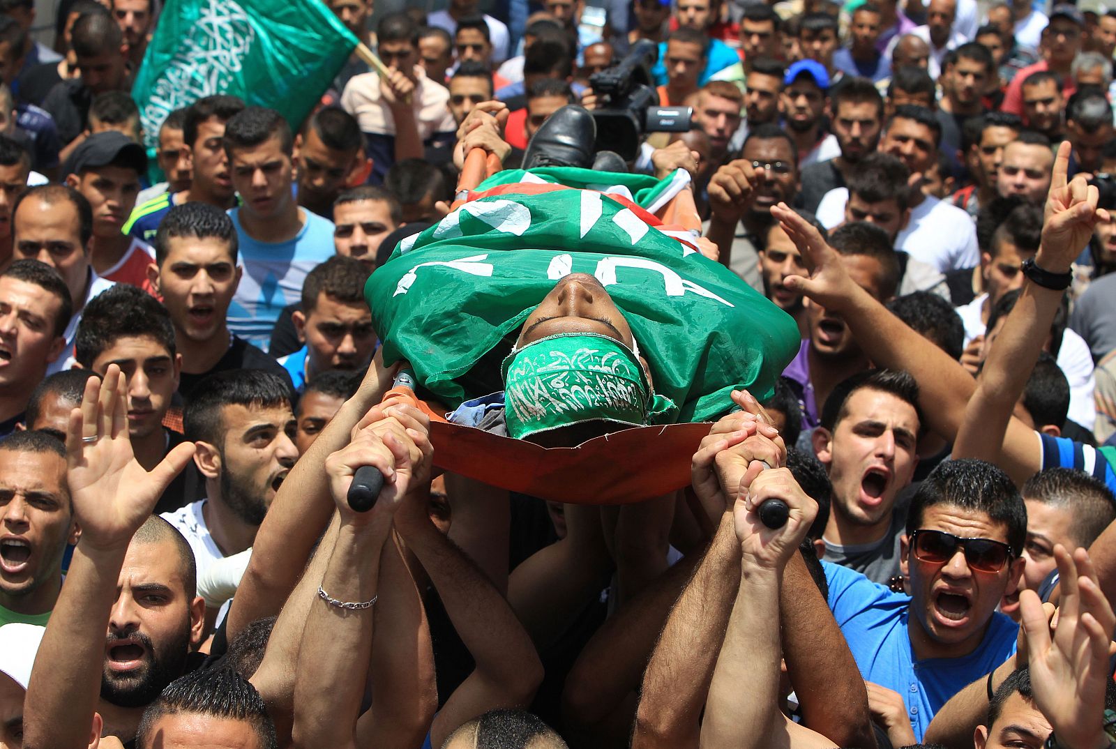 El cuerpo de Ezzedine Ghora, de 23 años, envuelto en la bandera de Hamás, en Jenin, Palestina
