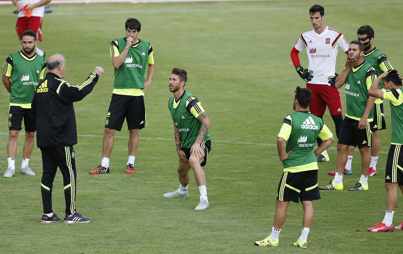 Los jugadores de la selección española junto al entrenador Vicente del Bosque (i) durante el entrenamiento