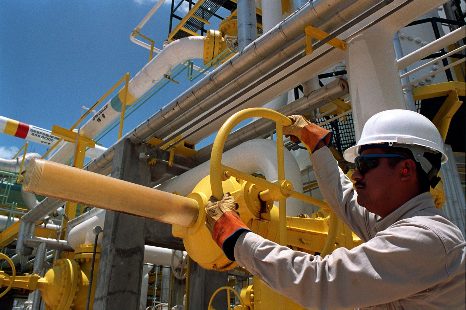 Fotografía cedida por la empresa Petróleos Mexicanos que muestra un trabajador en la refinería de Ciudad Pemex, en el estado de Tabasco (México).