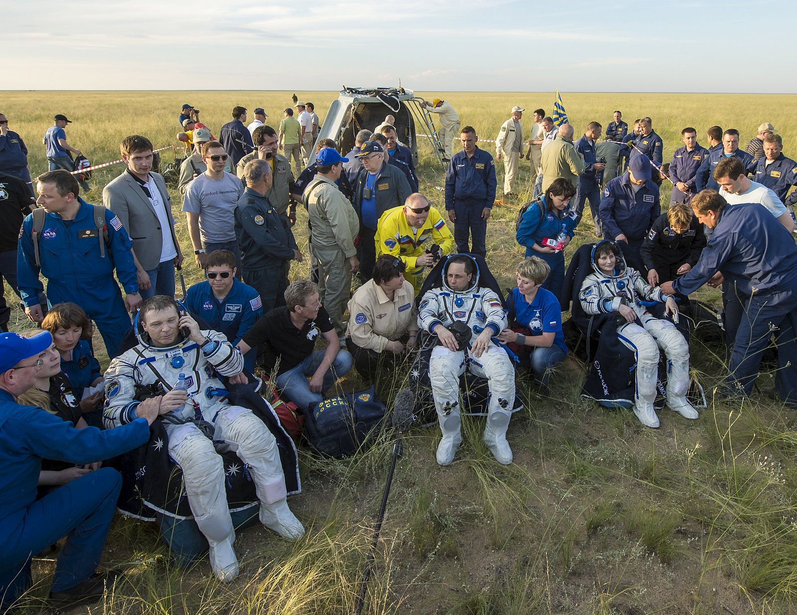 Los astronautas de la expedición 42, Samantha Cristoforetti, Terry Virts y Anton Shkaplerov, tras aterrizar en Kazajistán.