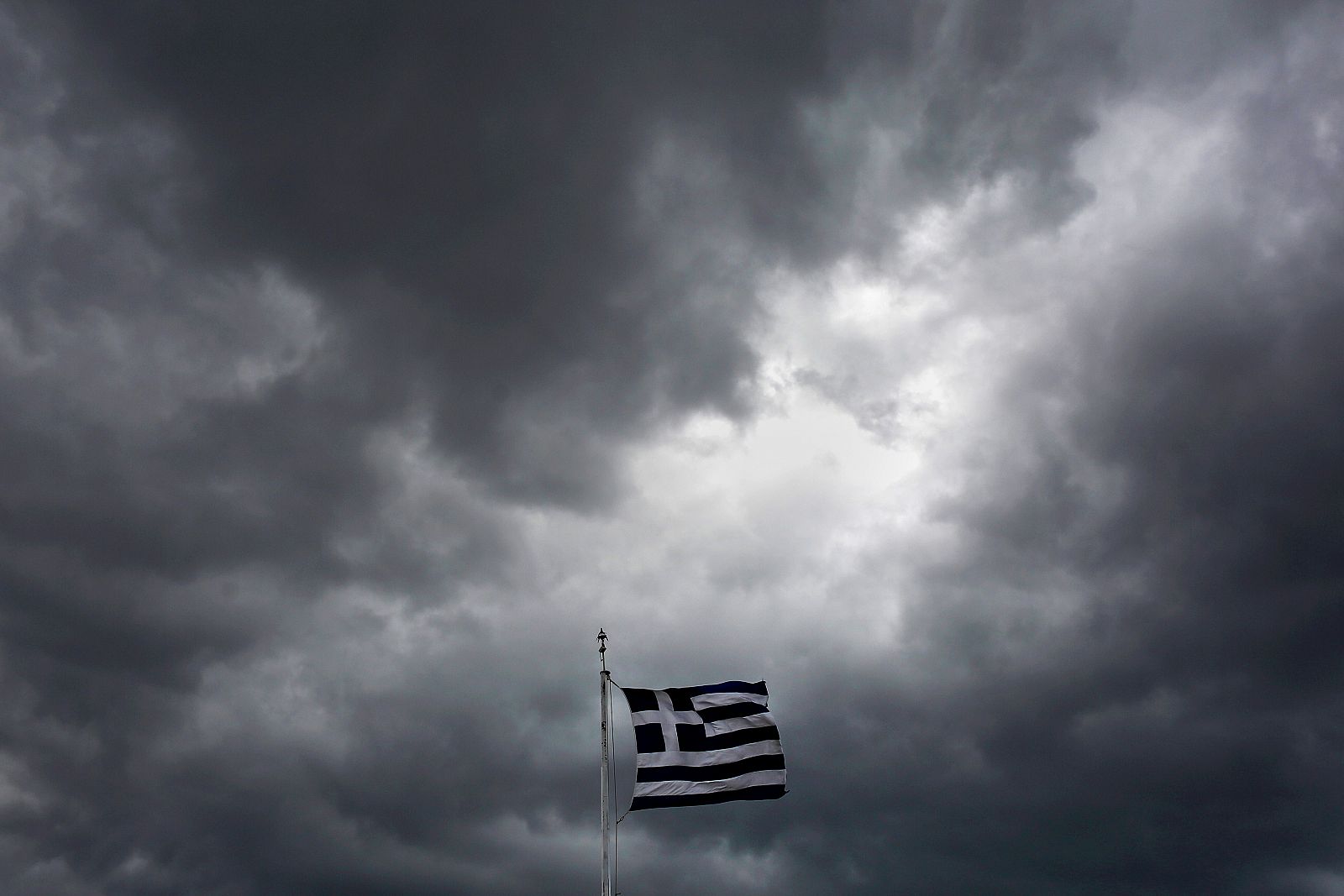 La bandera de Grecia ondea en Atenas