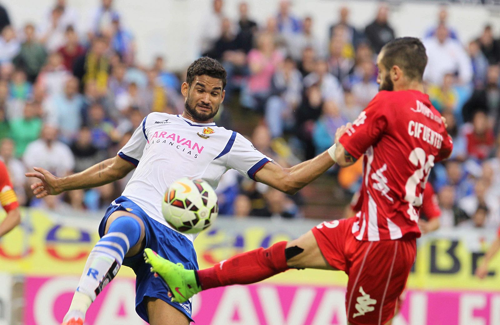 El delantero brasileño del Real Zaragoza Willian José da Silva (i) disputa un balón con el defensa del Girona Miguel Angel Cifuentes (d).