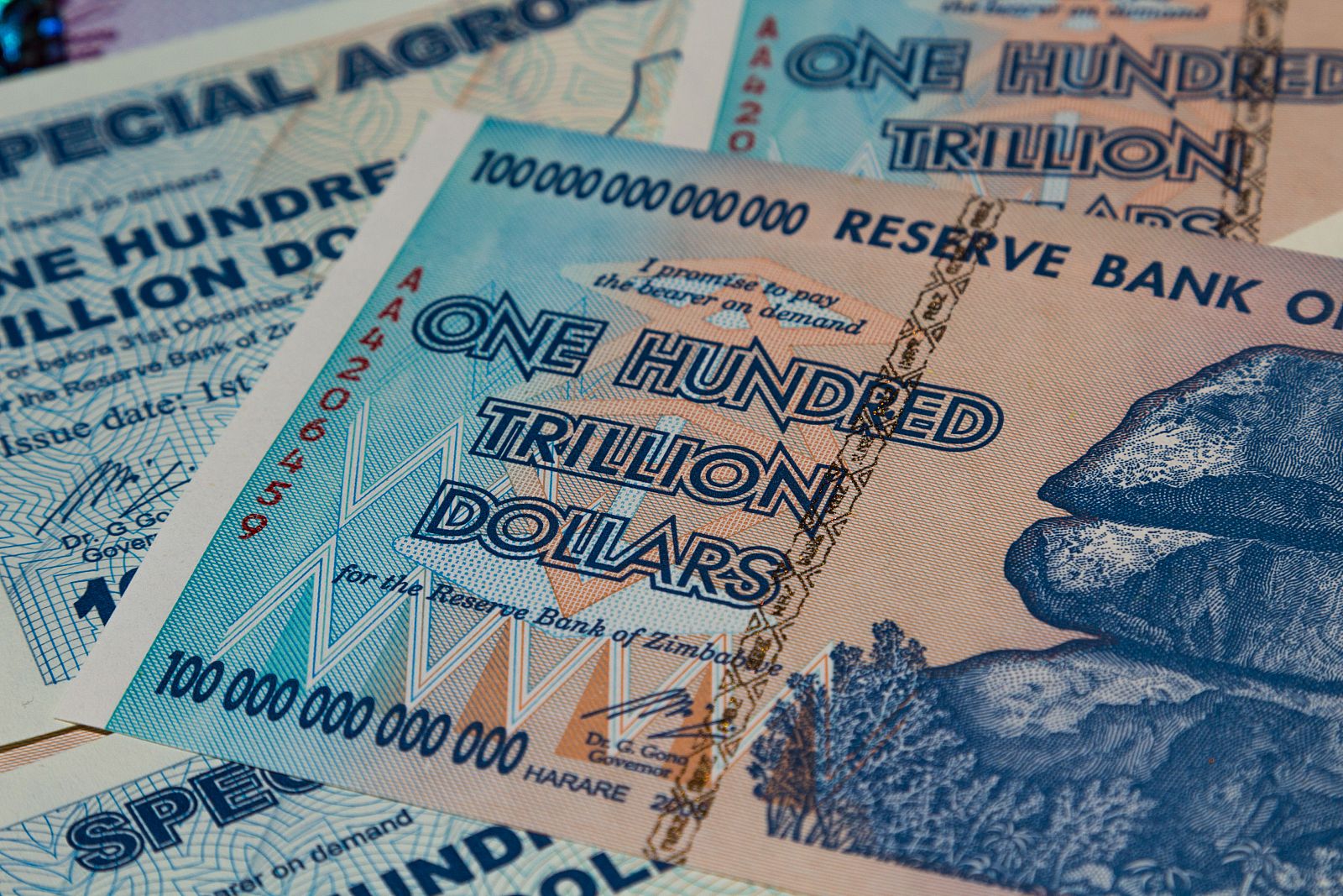Billetes de cien billones de dólares zimbabuenses