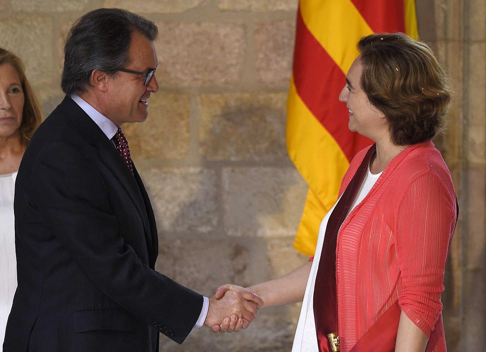 La nueva alcaldesa de Barcelona, Ada Colau, con el presidente de la Generalitat, Artur Mas