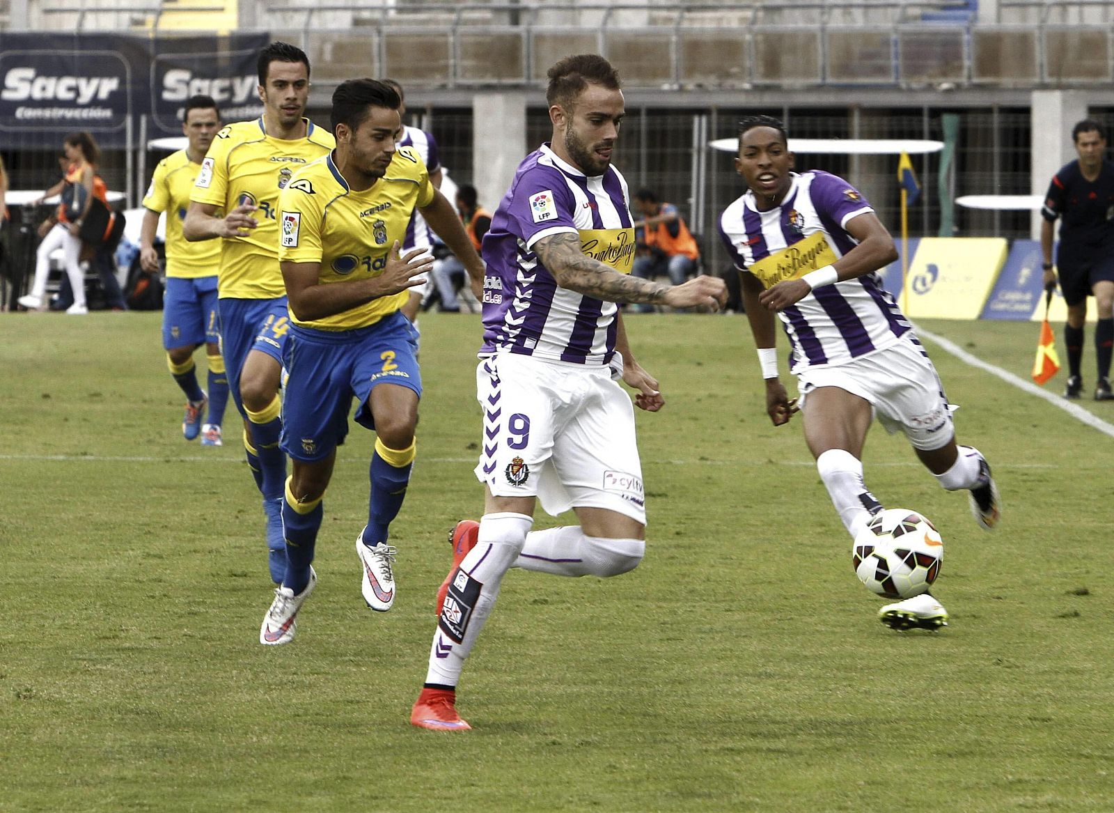 Los jugadores de la Unión Deportiva Las Palmas y el Real Valladolid disputan la pelota.