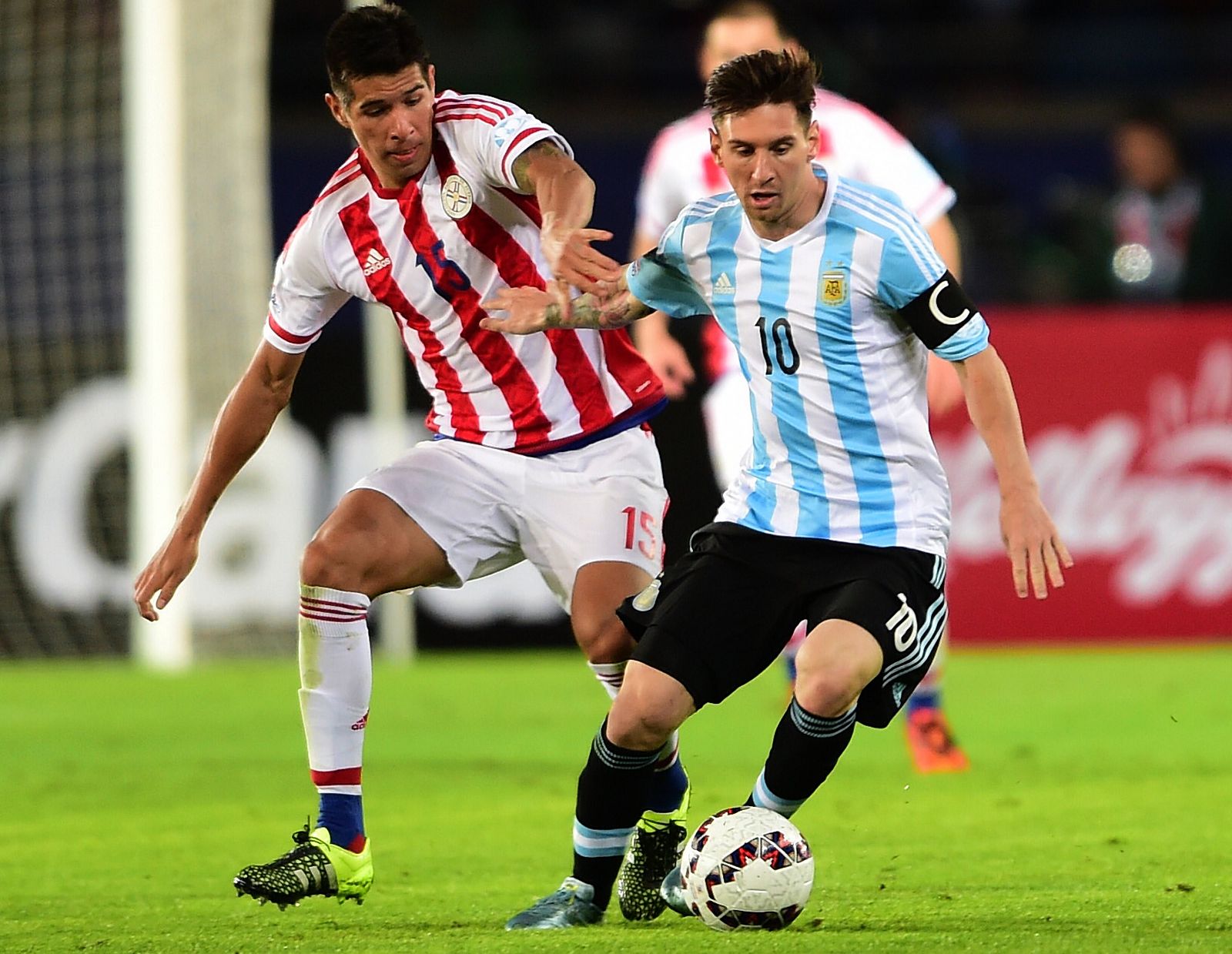 Messi recorta a Caceres durante el partido entre Argentina y Paraguay.