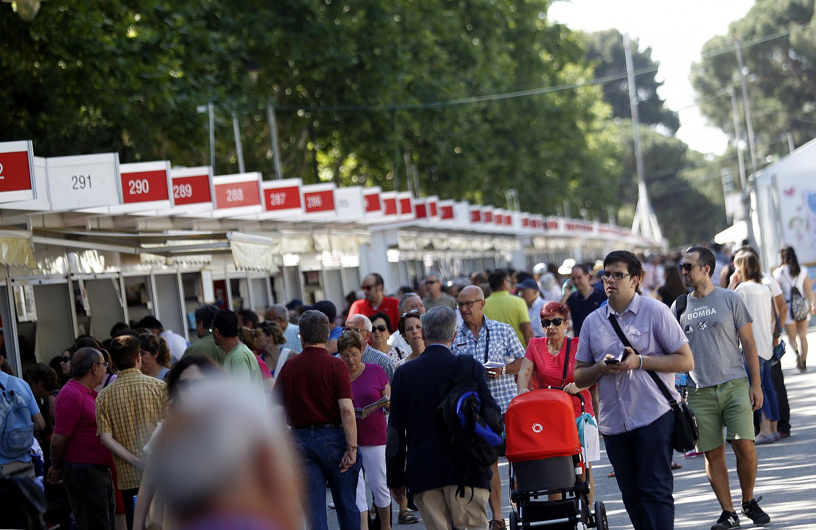 Vista general de la Feria del Libro de Madrid que se celebra en madrileño Parque de El Retiro.