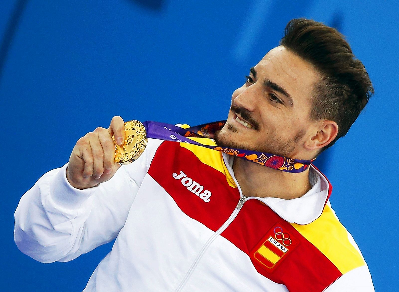 El karateca español Damián Quintero posa con su medalla de oro.
