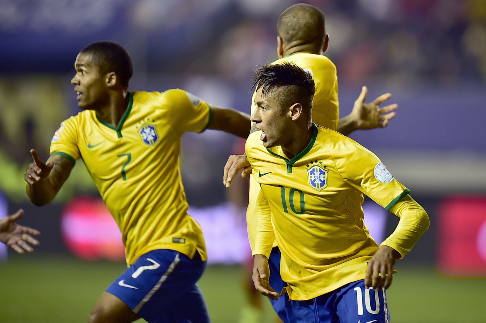 Neymar y Douglas Costa, goleadores de Brasil contra Perú.