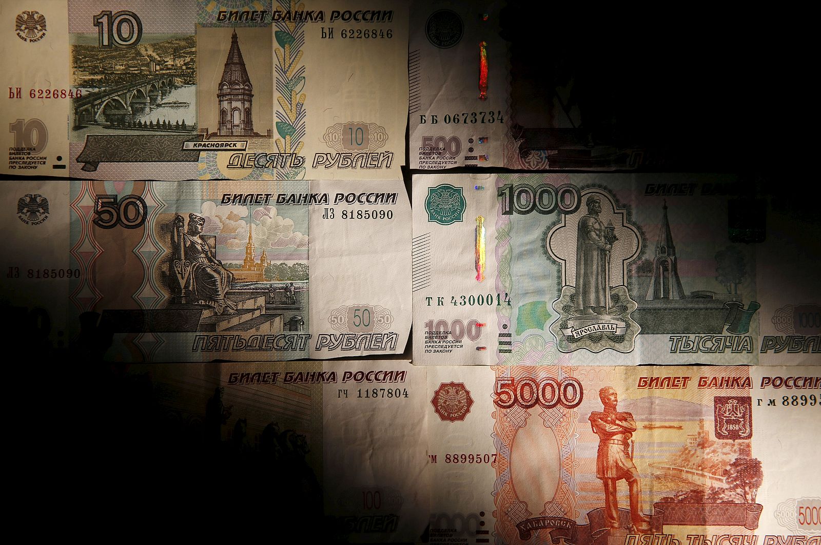 Billetes de rublo de distintas denominaciones