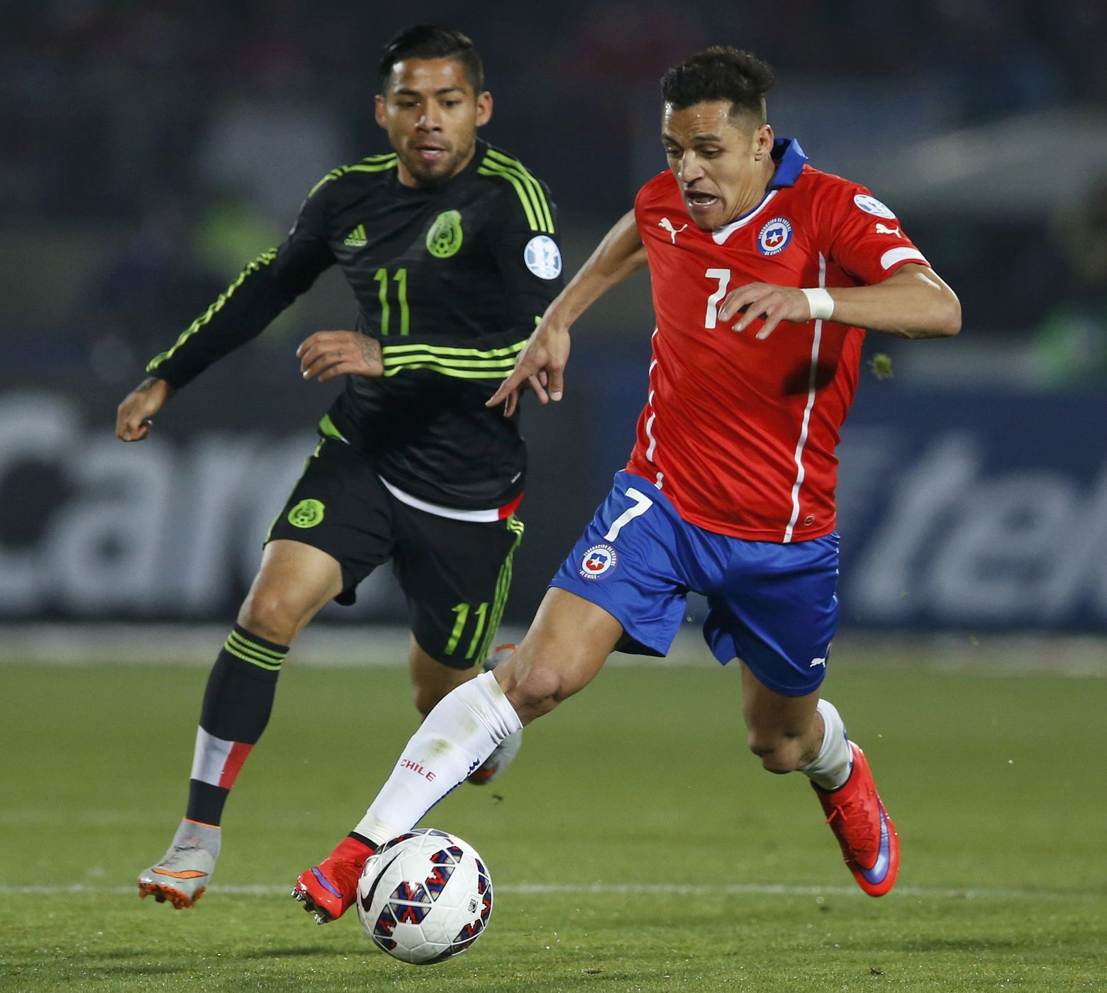 Alexis Sánchez, frente a Aquino.