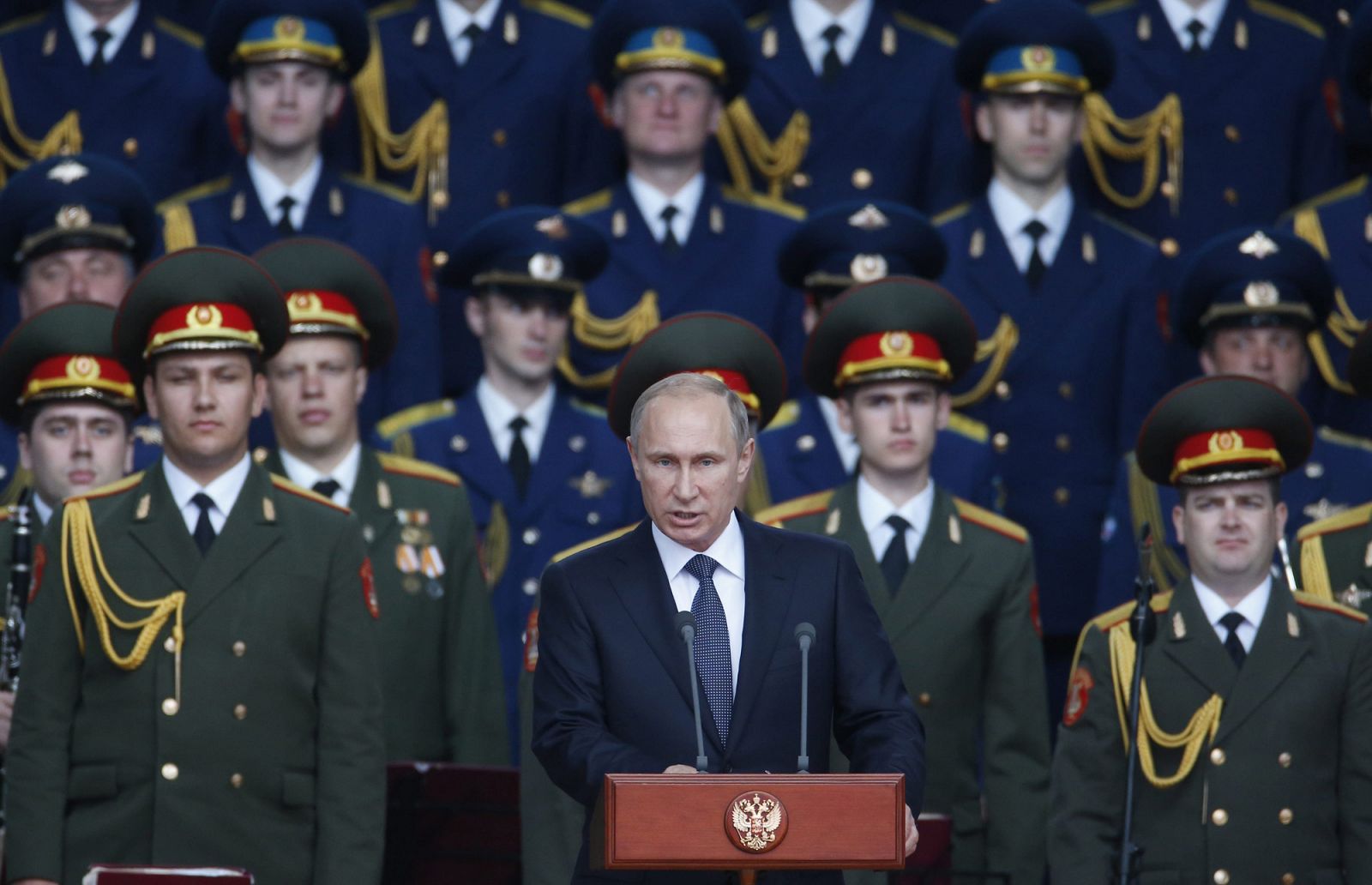 El presidente ruso, Vladimir Putin (centro), ofrece un discurso durante la inauguración del foro militar "Armada-2015" en el parque de las Fuerzas Armadas rusas en Moscú