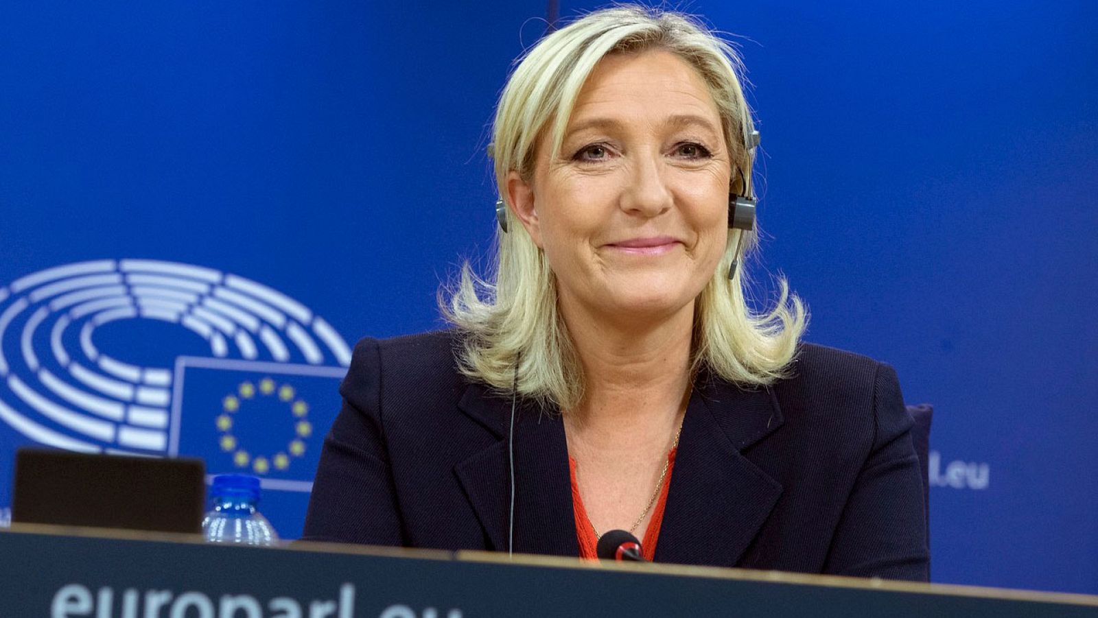 Marine Le Pen da una rueda de prensa para anunciar la formación del grupo "Europa de las Naciones y las Libertades" en el PE.