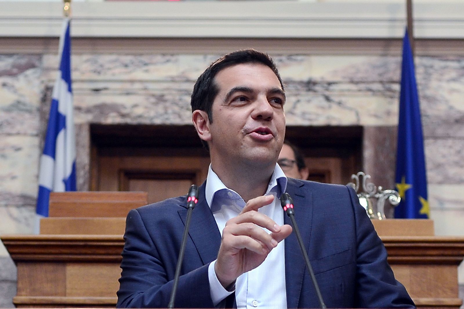 El primer ministro griego, Alexis Tsipras, comparece ante el grupo parlamentario de Syriza