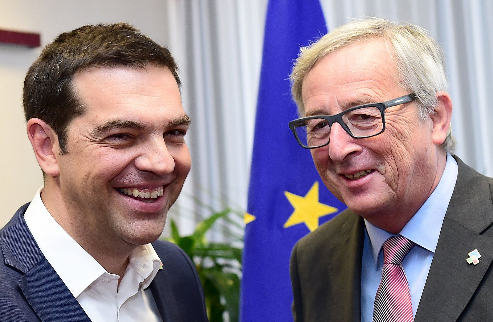 Tsipras posa con Juncker en Bruselas.