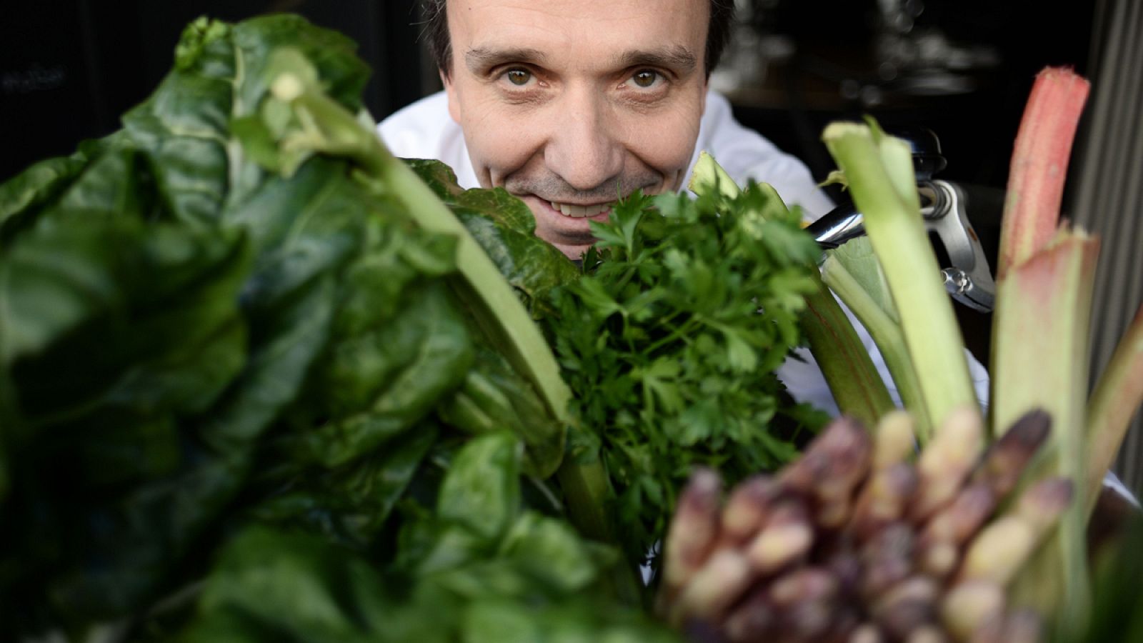 El chef François Pasteau posa con unas verduras en su restaurante parisino