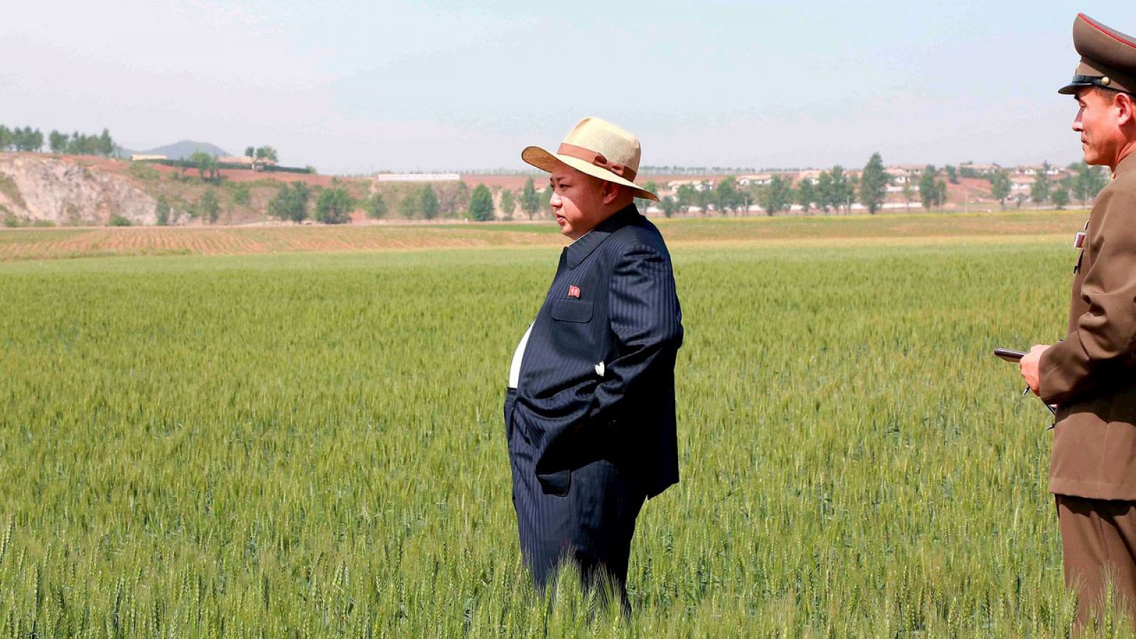 El líder norcoreano Kim Jong-Un visita una granja en una imagen de archivo.