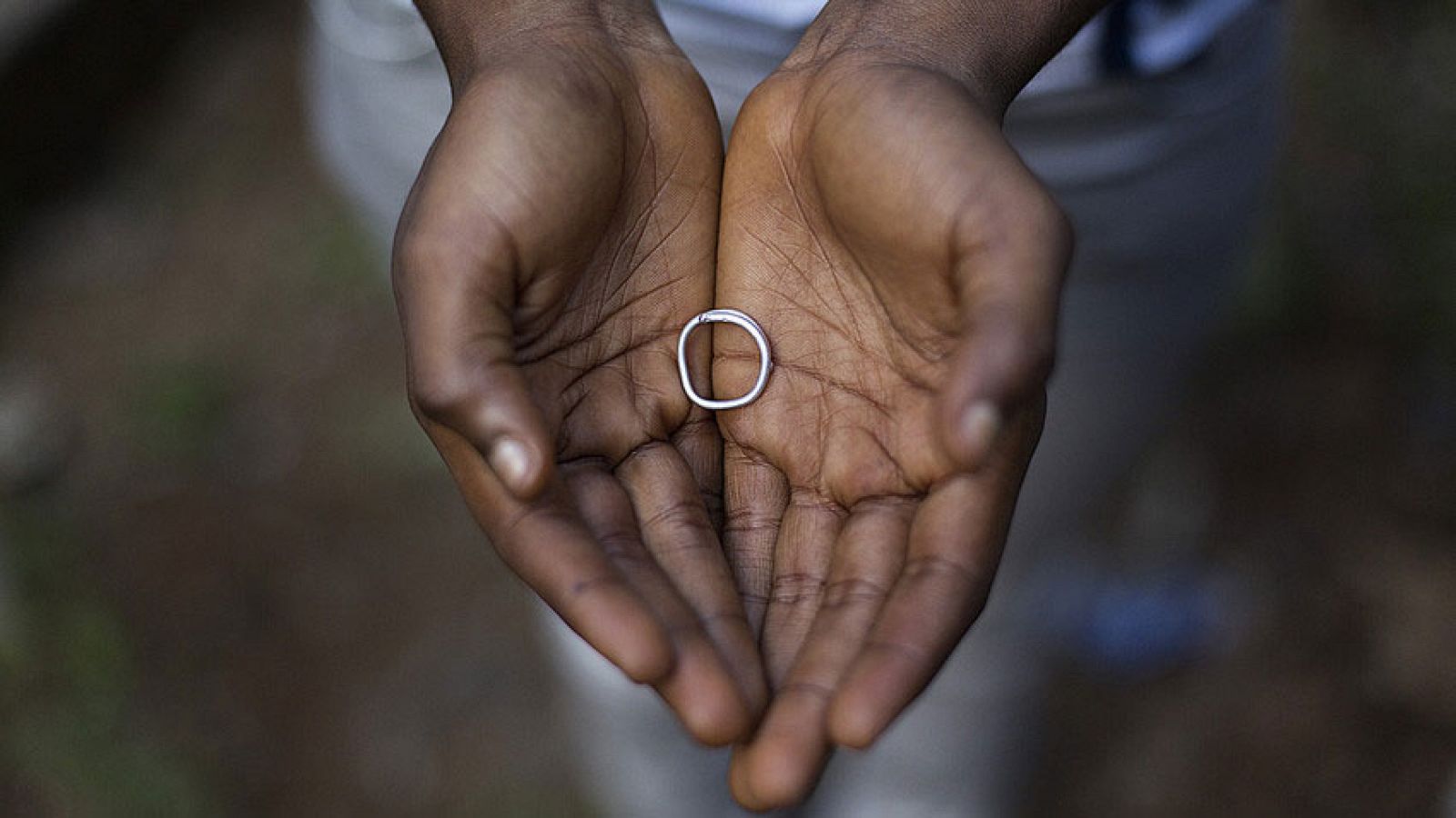 Augusta enseña un anillo de su madre, fallecida durante la epidemia de ébola