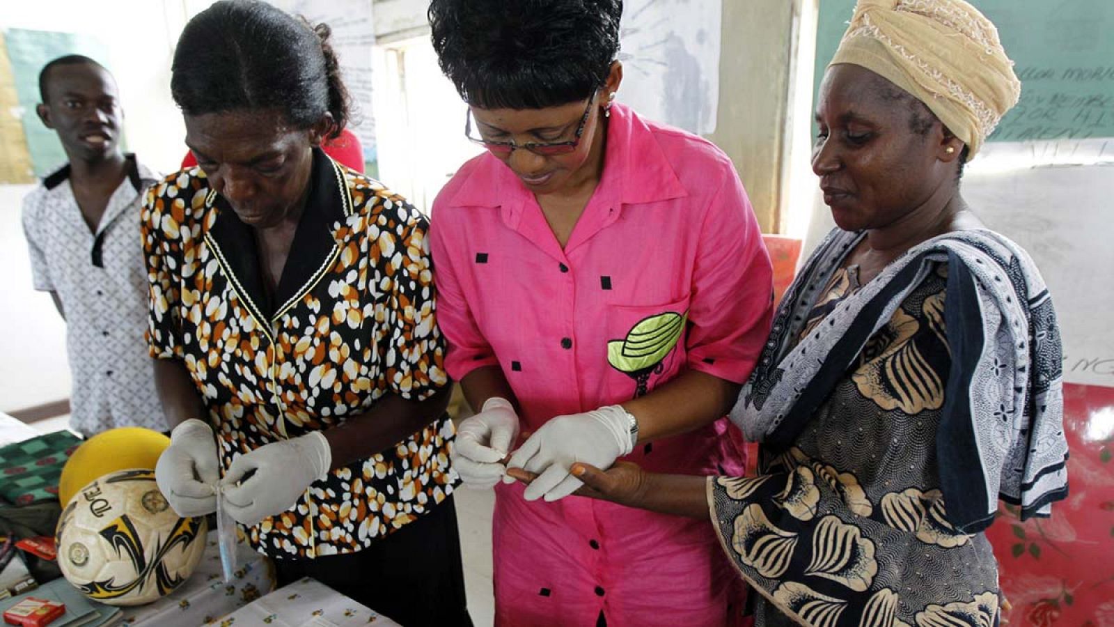 Una mujer en Dar es Salaam (Tanzania) se hace una prueba de Sida.