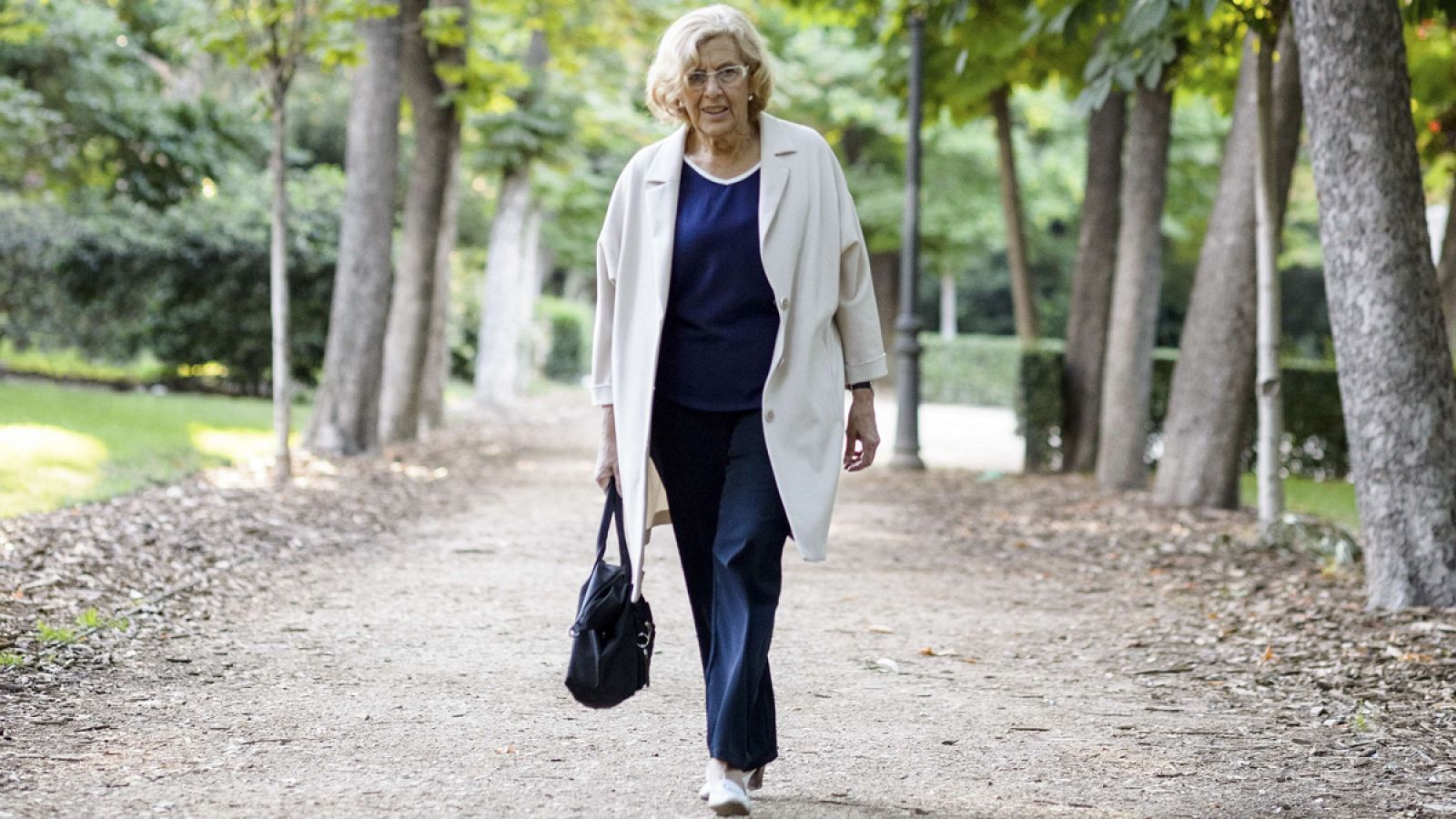 Manuela Carmena cruza el Retiro de camino al Ayuntamiento de Madrid