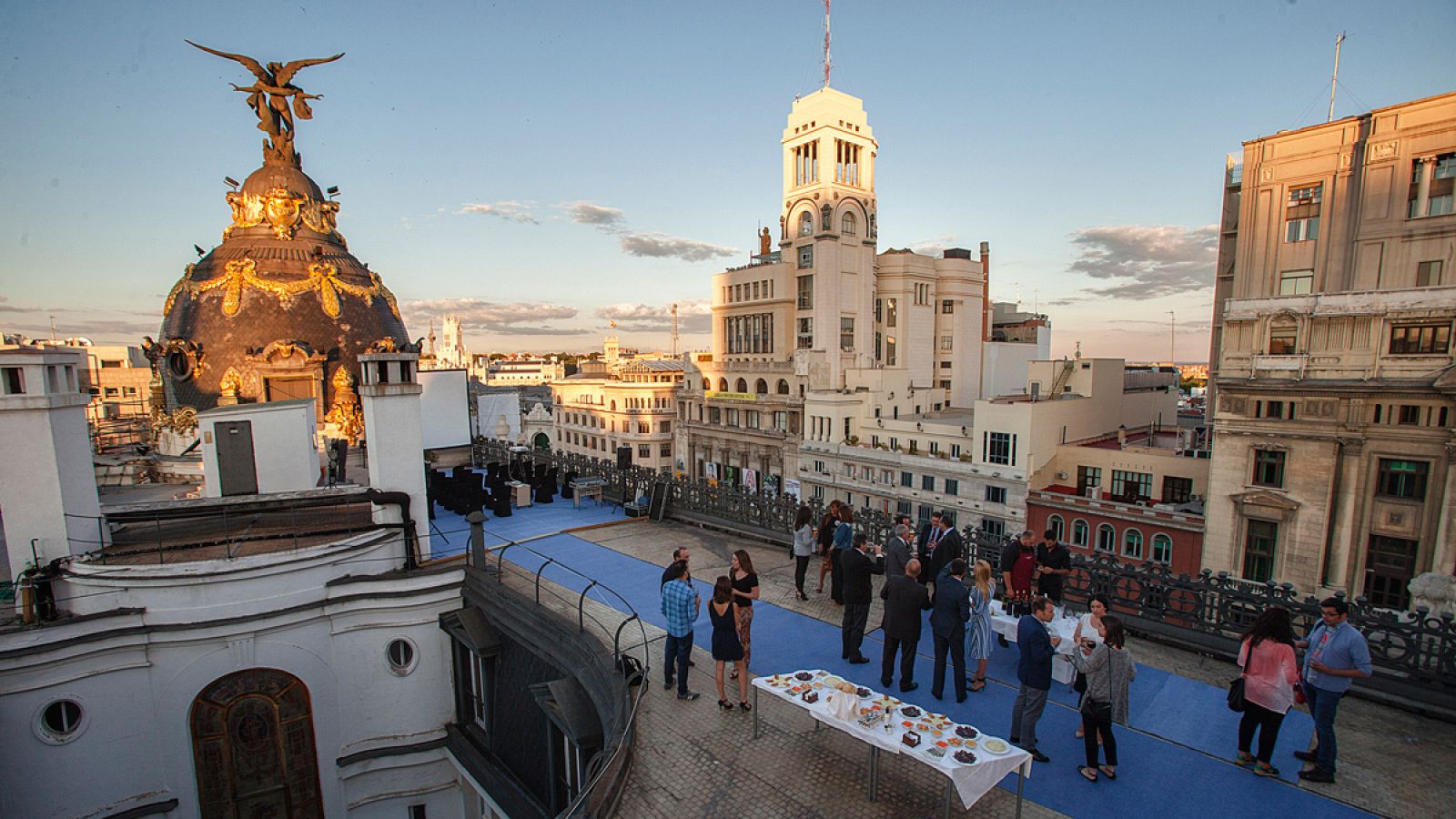 La terraza del edificio Metrópolis  preparada para la proyección de 'La vida a 5 nudos'