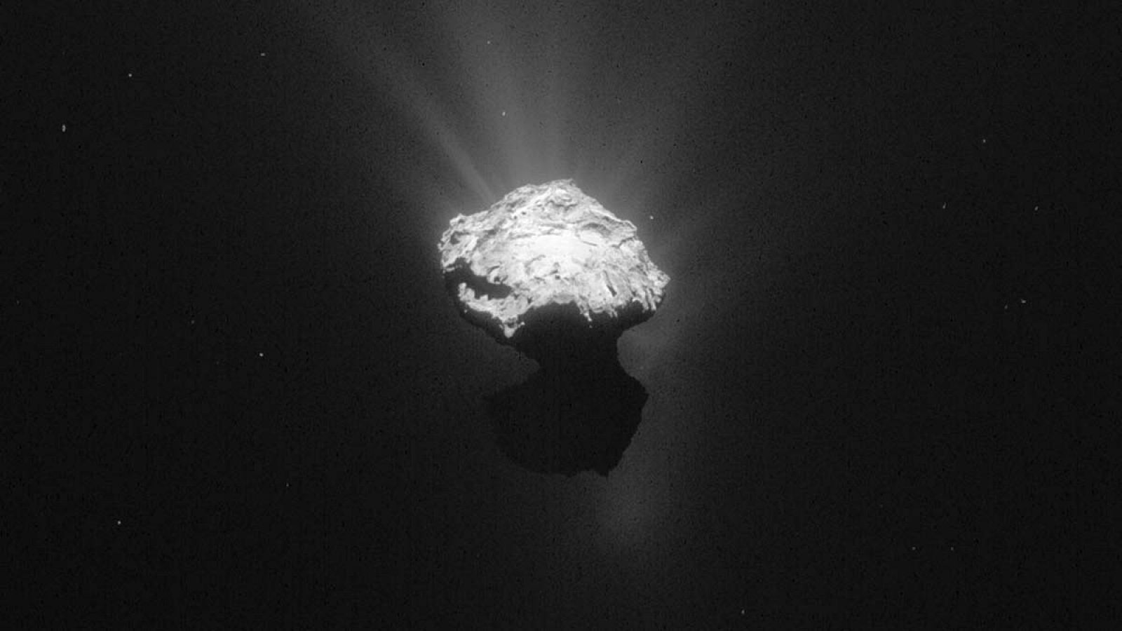 El cometa 67P/Churyumov-Gerasimenko visto por Rosetta el pasado 7 de junio de 2015 a una distancia de 203 km.