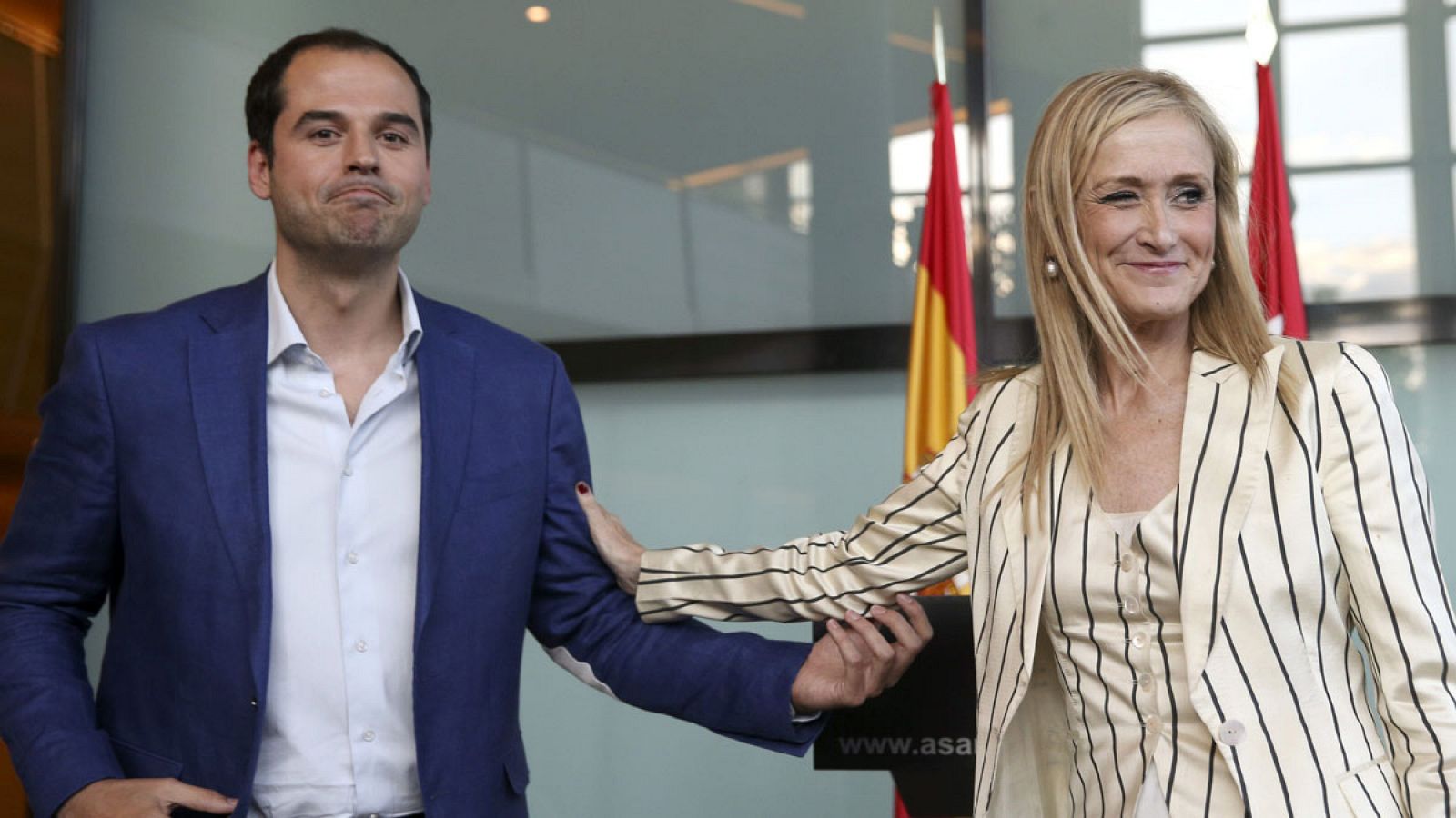 Cristina Cifuentes candidata del PP a la Comunidad de Madrid junto al portavoz de Ciudadanos Ignacio Aguado