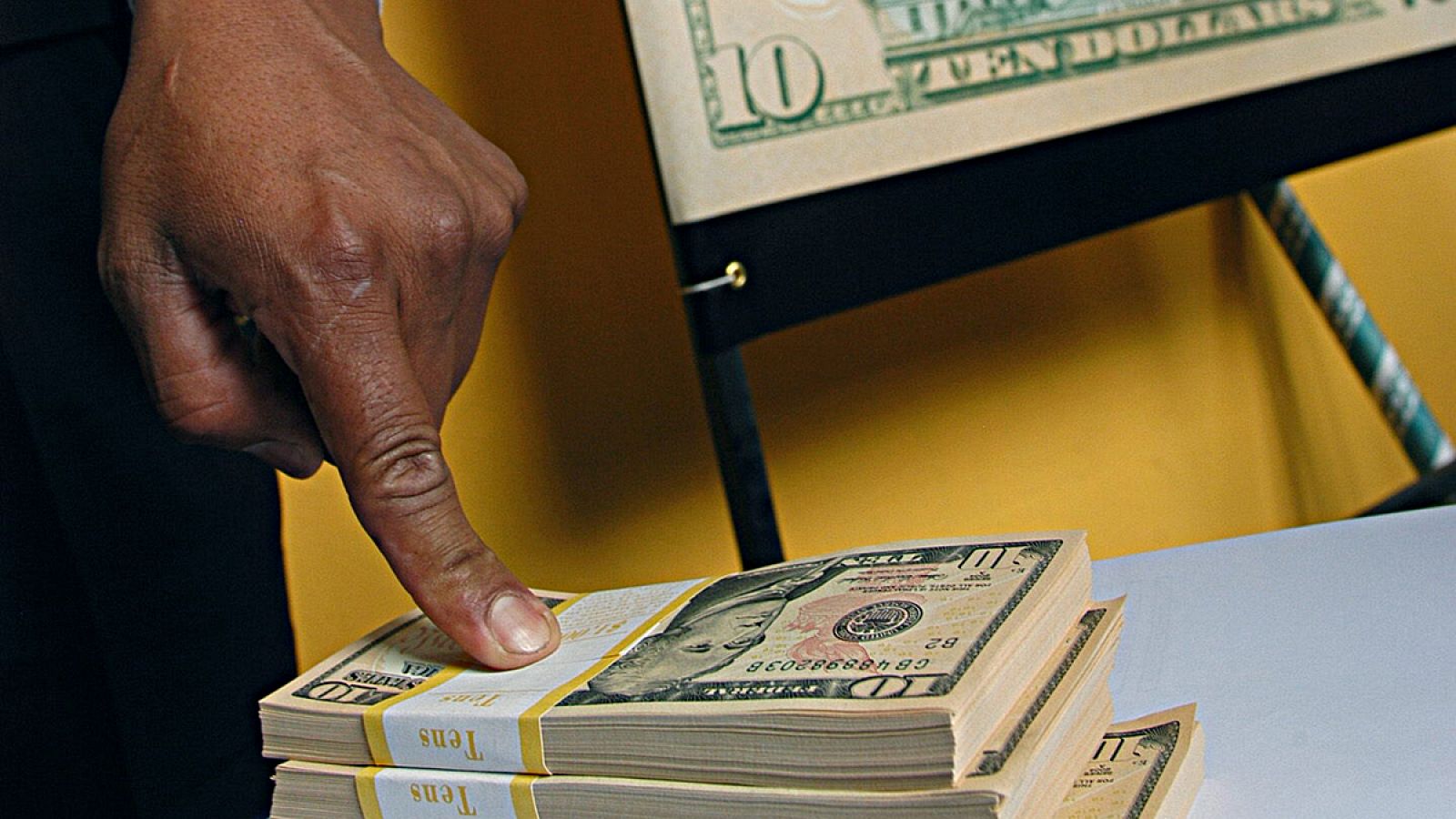 Imagen de la presentación del rediseñado del billete de 10 dólares estadounidenses en 2006.