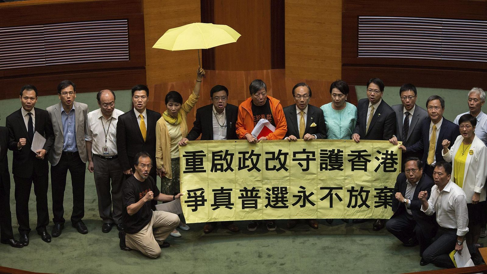 Diputados demócratas de Hong Kong (en el centro, Lee Cheuk-yan), con una pancarta a favor del "sufragio de democracia real" tras la votación en el Consejo Legislativo que ha rechazado la reforma propuesta por China
