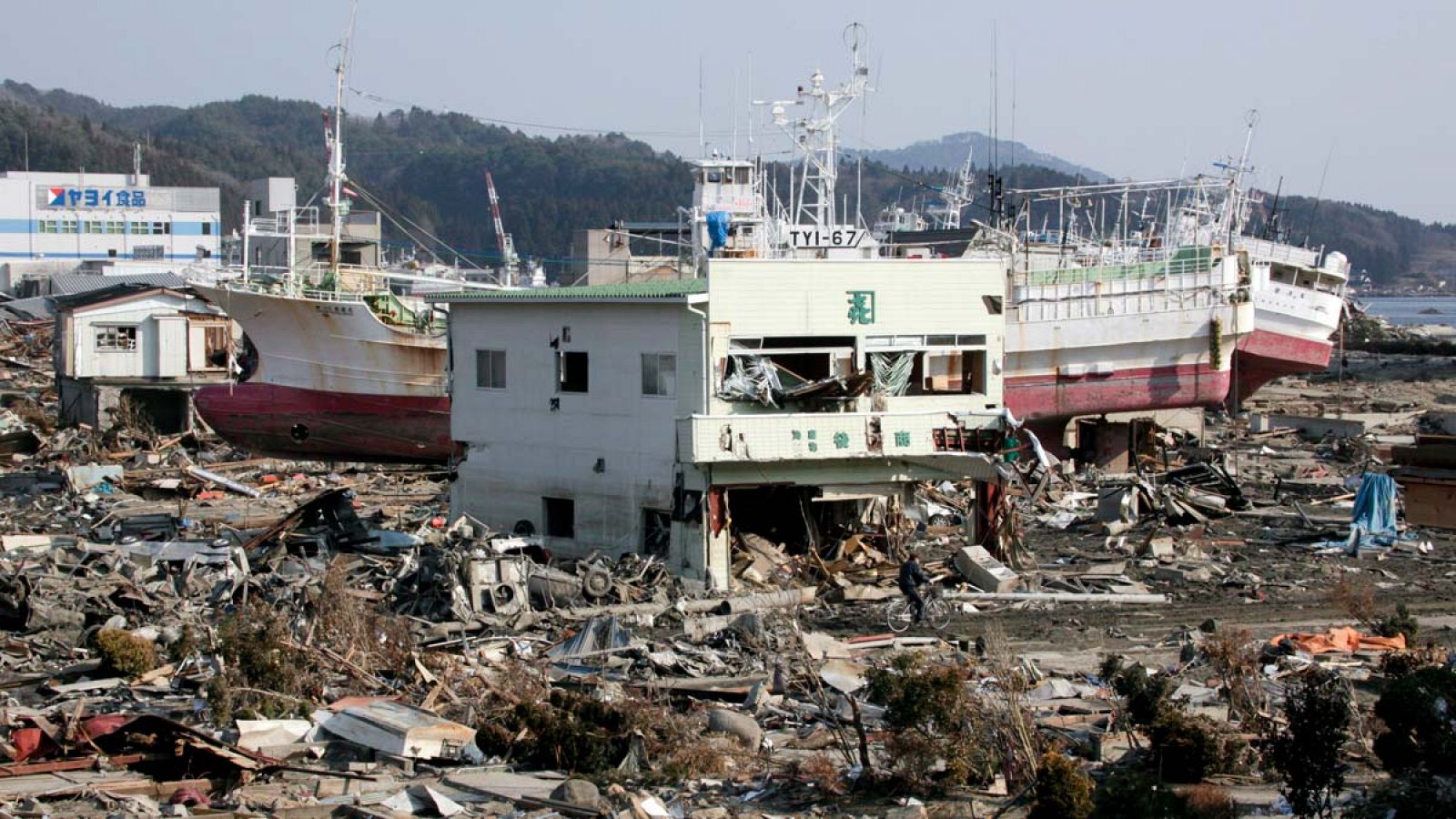 Vista de varios barcos de pesca varados en tierra y una tienda de algas marinas destruida en una zona arrasada por el tsunami en Kesennuma (Japón), en marzo de 2011.