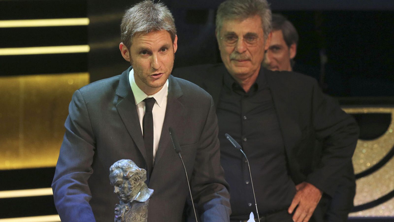 El director Damián Szifron recibe el Goya a la Mejor Película Iberoamericana, por "Relatos Salvajes", durante la gala de entrega de los premios Goya 2015