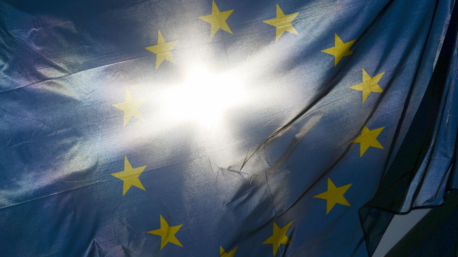 Una bandera de la UE ondea en la sede de la Comisión Europea en Bruselas.