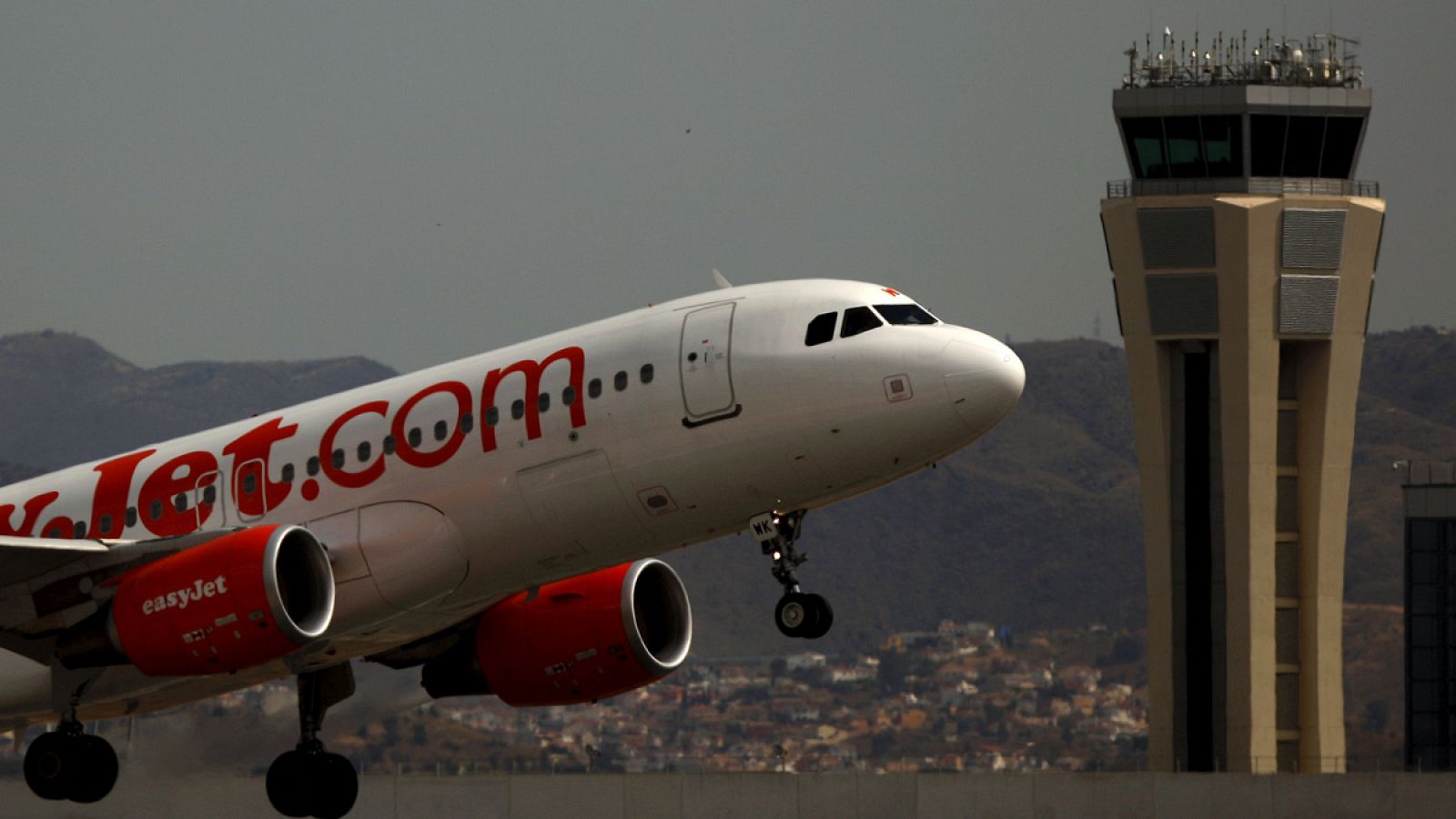 Un avión de Easyet despega en el aeropuerto Pablo Ruiz Picasso de Málaga
