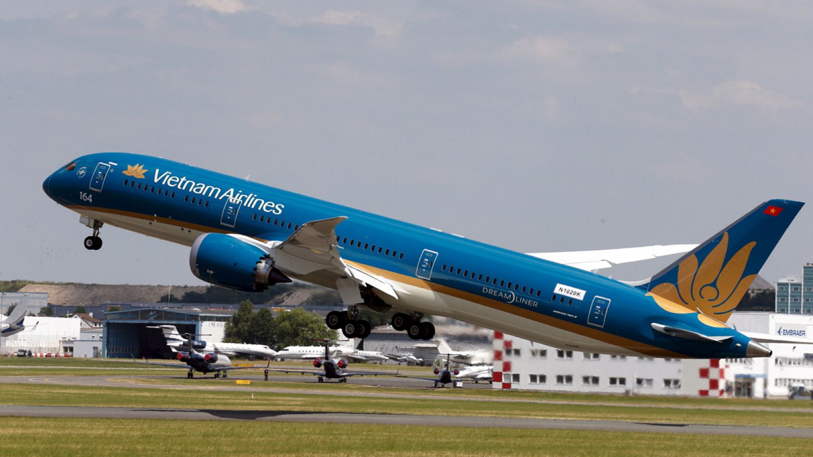 Un Boeing 787-9 Dreamliner despega durante el Salón Aeronáutico de Le Bourget